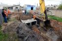 O bairro Guarituba, em Piraquara, passa por uma extensa intervenção do poder público, com obras de habitação popular, infraestrutura, saneamento, urbanização e regularização fundiária, financiadas pelo Programa de Aceleração do Crescimento (PAC). Como as obras acontecem simultaneamente e são executadas por diversos órgãos, técnicos da Cohapar, Sanepar e prefeitura se reuniram nesta semana para alinhar as ações de trabalho.