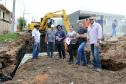 O bairro Guarituba, em Piraquara, passa por uma extensa intervenção do poder público, com obras de habitação popular, infraestrutura, saneamento, urbanização e regularização fundiária, financiadas pelo Programa de Aceleração do Crescimento (PAC). Como as obras acontecem simultaneamente e são executadas por diversos órgãos, técnicos da Cohapar, Sanepar e prefeitura se reuniram nesta semana para alinhar as ações de trabalho.