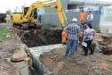 O bairro Guarituba, em Piraquara, passa por uma extensa intervenção do poder público, com obras de habitação popular, infraestrutura, saneamento, urbanização e regularização fundiária, financiadas pelo Programa de Aceleração do Crescimento (PAC). Como as obras acontecem simultaneamente e são executadas por diversos órgãos, técnicos da Cohapar, Sanepar e prefeitura se reuniram nesta semana para alinhar as ações de trabalho.