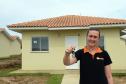 Vinte e seis famílias de Mallet, na região Centro-Sul do Paraná, receberam nesta sexta-feira (8) as chaves da casa própria. Elas se juntam a outras 20 famílias que residem no conjunto habitacional desde junho, e que recebeu em suas duas etapas cerca de R$ 3,2 milhões de investimentos do Governo do Estado, Governo Federal e prefeitura.