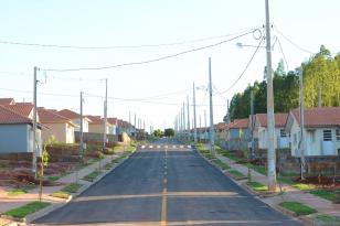 Mesmo com as medidas de distanciamento social necessárias durante a pandemia da Covid-19, a Cohapar continua dando andamento aos projetos de construções de casas populares na região de Maringá. Os técnicos da empresa estão em sistema de teletrabalho e os atendimentos continuam a ser prestados pela internet e telefone.