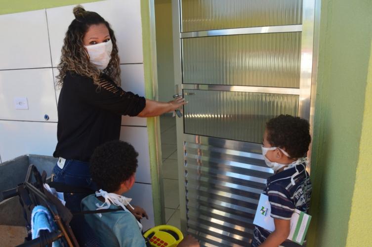 Técnicos da Cohapar entregaram nesta segunda-feira (13) as chaves de 30 casas populares de graça a famílias carentes de Corumbataí do Sul, município da região de Campo Mourão. O conjunto de casas populares recebeu um investimento de R$ 1,6 milhão e faz parte do programa Nossa Gente Paraná, coordenado pela Secretaria de Estado da Justiça, Família e Trabalho (Sejuf), em parceria com a companhia.