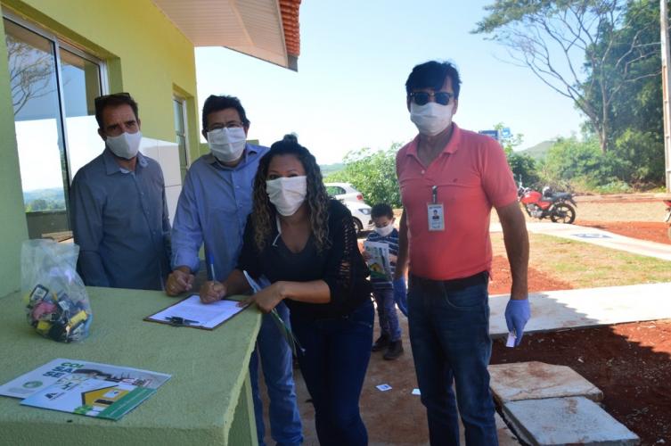 Técnicos da Cohapar entregaram nesta segunda-feira (13) as chaves de 30 casas populares de graça a famílias carentes de Corumbataí do Sul, município da região de Campo Mourão. O conjunto de casas populares recebeu um investimento de R$ 1,6 milhão e faz parte do programa Nossa Gente Paraná, coordenado pela Secretaria de Estado da Justiça, Família e Trabalho (Sejuf), em parceria com a companhia.