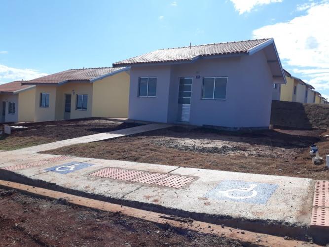 Técnicos da Cohapar entregaram nesta segunda-feira (13) as chaves de 30 casas populares de graça a famílias carentes de Corumbataí do Sul, município da região de Campo Mourão. O conjunto de casas populares recebeu um investimento de R$ 1,6 milhão e faz parte do programa Nossa Gente Paraná, coordenado pela Secretaria de Estado da Justiça, Família e Trabalho (Sejuf), em parceria com a companhia.
