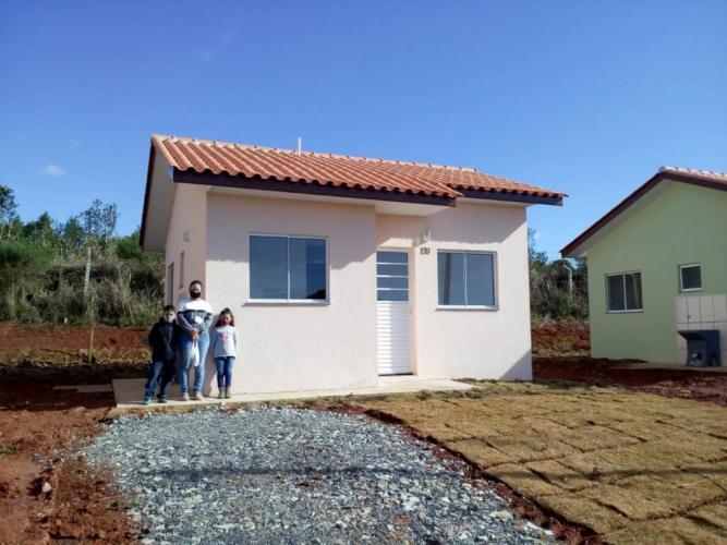 Famílias carentes de Fernandes Pinheiro recebem casas gratuitas