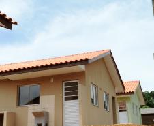 Representantes do Governo do Estado e da Prefeitura de Bituruna entregaram nesta sexta-feira (14) as chaves de 25 casas populares a famílias que viviam em situação de vulnerabilidade social na cidade, na região Sul do estado. Graças aos aportes de R$ 1,2 milhão feitos por meio do programa Nossa Gente Paraná, os beneficiários não precisarão arcar com nenhum custo pela mudança para as novas moradias.