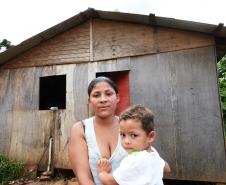 Representantes do Governo do Estado e da Prefeitura de Bituruna entregaram nesta sexta-feira (14) as chaves de 25 casas populares a famílias que viviam em situação de vulnerabilidade social na cidade, na região Sul do estado. Graças aos aportes de R$ 1,2 milhão feitos por meio do programa Nossa Gente Paraná, os beneficiários não precisarão arcar com nenhum custo pela mudança para as novas moradias.