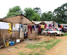 Representantes do Governo do Estado e da Prefeitura de Bituruna entregaram nesta sexta-feira (14) as chaves de 25 casas populares a famílias que viviam em situação de vulnerabilidade social na cidade, na região Sul do estado. Graças aos aportes de R$ 1,2 milhão feitos por meio do programa Nossa Gente Paraná, os beneficiários não precisarão arcar com nenhum custo pela mudança para as novas moradias.