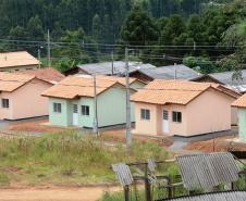 Representantes do Governo do Estado e da Prefeitura de Bituruna entregaram nesta sexta-feira (14) as chaves de 25 casas populares a famílias que viviam em situação de vulnerabilidade social na cidade, na região Sul do estado. Graças aos aportes de R$ 1,2 milhão feitos por meio do programa Nossa Gente Paraná, os beneficiários não precisarão arcar com nenhum custo pela mudança para as novas moradias.