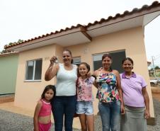 Representantes do Governo do Estado e da Prefeitura de Bituruna entregaram nesta sexta-feira (14) as chaves de 25 casas populares a famílias que viviam em situação de vulnerabilidade social na cidade, na região Sul do estado. Graças aos aportes de R$ 1,2 milhão feitos por meio do programa Nossa Gente Paraná, os beneficiários não precisarão arcar com nenhum custo pela mudança para as novas moradias.