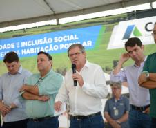 Representantes do Governo do Estado e da Prefeitura de Bituruna entregaram nesta sexta-feira (14) as chaves de 25 casas populares a famílias que viviam em situação de vulnerabilidade social na cidade, na região Sul do estado. Graças aos aportes de R$ 1,2 milhão feitos por meio do programa Nossa Gente Paraná, os beneficiários não precisarão arcar com nenhum custo pela mudança para as novas moradias.