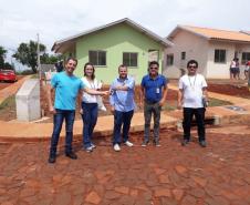 Nesta quarta-feira (18), representantes da Cohapar entregaram as chaves da casa própria para 13 famílias carentes de Quinta do Sol, na região Centro-Oeste do estado. O projeto faz parte de um trabalho integrado da companhia com a Secretaria da Justiça, Família e Trabalho e a prefeitura, com investimentos de R$ 730 mil em recursos do Fundo de Combate à Pobreza, por meio do programa Nossa Gente Paraná. 