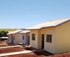 Nesta quarta-feira (18), representantes da Cohapar entregaram as chaves da casa própria para 13 famílias carentes de Quinta do Sol, na região Centro-Oeste do estado. O projeto faz parte de um trabalho integrado da companhia com a Secretaria da Justiça, Família e Trabalho e a prefeitura, com investimentos de R$ 730 mil em recursos do Fundo de Combate à Pobreza, por meio do programa Nossa Gente Paraná. 