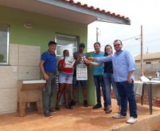 Nesta quarta-feira (18), representantes da Cohapar entregaram as chaves da casa própria para 13 famílias carentes de Quinta do Sol, na região Centro-Oeste do estado. O projeto faz parte de um trabalho integrado da companhia com a Secretaria da Justiça, Família e Trabalho e a prefeitura, com investimentos de R$ 730 mil em recursos do Fundo de Combate à Pobreza, por meio do programa Nossa Gente Paraná. 