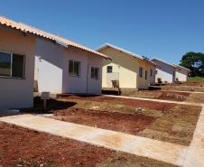 Nesta quarta-feira (18), representantes da Cohapar entregaram as chaves da casa própria para 13 famílias carentes de Quinta do Sol, na região Centro-Oeste do estado. O projeto faz parte de um trabalho integrado da companhia com a Secretaria da Justiça, Família e Trabalho e a prefeitura, com investimentos de R$ 730 mil em recursos do Fundo de Combate à Pobreza, por meio do programa Nossa Gente Paraná. 