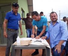 Nesta quarta-feira (18), representantes da Cohapar entregaram as chaves da casa própria para 13 famílias carentes de Quinta do Sol, na região Centro-Oeste do estado. O projeto faz parte de um trabalho integrado da companhia com a Secretaria da Justiça, Família e Trabalho e a prefeitura, com investimentos de R$ 730 mil em recursos do Fundo de Combate à Pobreza, por meio do programa Nossa Gente Paraná. 