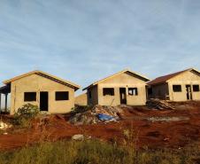 Construção de 56 casas populares chega à metade em Cambará