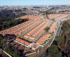 Em Ponta Grossa, governador entrega 454 casas e destaca trabalho intenso pela habitação