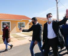 Em Ponta Grossa, governador entrega 454 casas e destaca trabalho intenso pela habitação