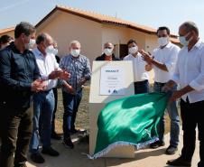 Governador entrega chaves da casa própria a 25 famílias de Prudentópolis