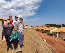 Governador entrega chaves da casa própria a 25 famílias de Prudentópolis