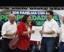 Governador entrega 108 títulos de imóveis em Carlópolis