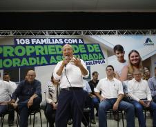 Governador entrega 108 títulos de imóveis em Carlópolis