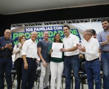 Governador entrega 108 títulos de imóveis em Carlópolis