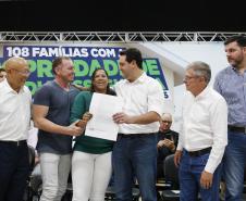 Governador entrega 108 títulos de imóveis em Carlópolis