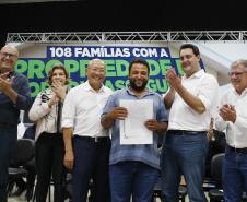 Governador entrega 108 títulos de imóveis em Carlópolis