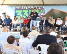 Governador entrega chaves da casa a 33 famílias de Juranda e projeta novas moradias na cidade