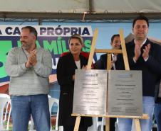 Governador entrega chaves da casa a 33 famílias de Juranda e projeta novas moradias na cidade