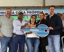 Governador entrega chaves da casa a 33 famílias de Juranda e projeta novas moradias na cidade