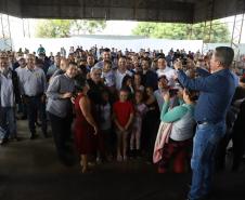 Governador entrega títulos de propriedade a 131 famílias de Ribeirão do Pinhal