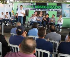 Governador entrega títulos de propriedade a 131 famílias de Ribeirão do Pinhal