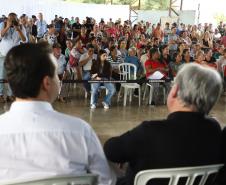 Governador entrega títulos de propriedade a 131 famílias de Ribeirão do Pinhal