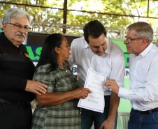 Governador entrega títulos de propriedade a 131 famílias de Ribeirão do Pinhal