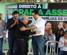 Governador entrega títulos de propriedade a 131 famílias de Ribeirão do Pinhal