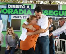 Governador entrega títulos de propriedade a 131 famílias de Ribeirão do Pinhal