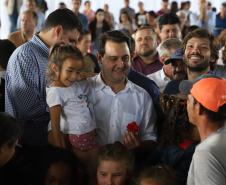 Governador entrega títulos de propriedade a 131 famílias de Ribeirão do Pinhal