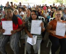 Governador entrega títulos de propriedade a 131 famílias de Ribeirão do Pinhal