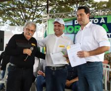 Governador entrega títulos de propriedade a 131 famílias de Ribeirão do Pinhal