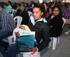 Governador entrega títulos de propriedade a 254 famílias