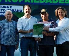 Governador entrega títulos de propriedade e libera R$ 7 milhões para Santa Tereza do Oeste