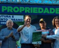 Governador entrega títulos de propriedade e libera R$ 7 milhões para Santa Tereza do Oeste