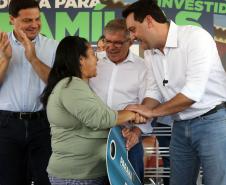 Governador entrega casas custeadas pelo Estado a 34 famílias de Rio Azul