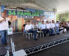 Governador entrega casas custeadas pelo Estado a 34 famílias de Rio Azul