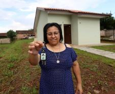 Governador entrega casas custeadas pelo Estado a 34 famílias de Rio Azul