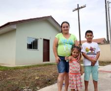 Governador entrega casas custeadas pelo Estado a 34 famílias de Rio Azul