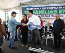  Governador entrega chaves da casa própria a 174 famílias de Irati